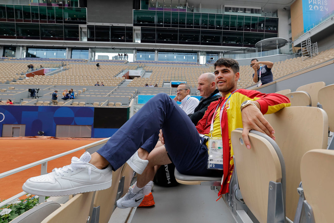 El tenista español Carlos Alcaraz asiste al entrenamiento de su compañero, Rafael Nadal, este martes en la Villa Olímpica de París (Francia), para preparar su debut en los Juegos Olímpicos. La llegada de Rafael Nadal y Carlos Alcaraz ha levantado pasiones en la Villa Olímpica que poco a poco y paulatinamente es poblada por deportistas de todo el mundo que en los próximos días entrarán en acción en los Juegos del 2024. EFE/ Lavandeira