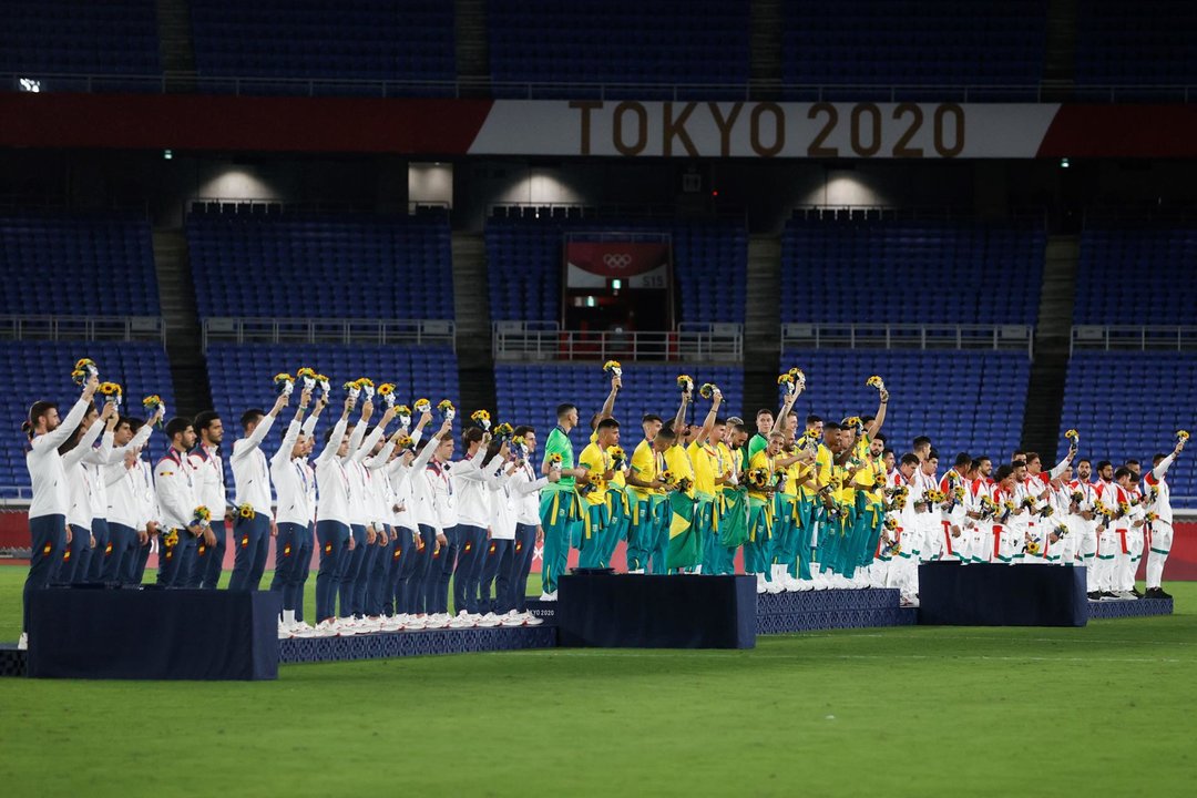 Los futbolistas de Brasil (c-oro), España (i-plata) y México (d-bronce)en el Estadio Internacional de Yokohama en Yokohama (Japón). EFE/Fernando Bizerra/Archivo