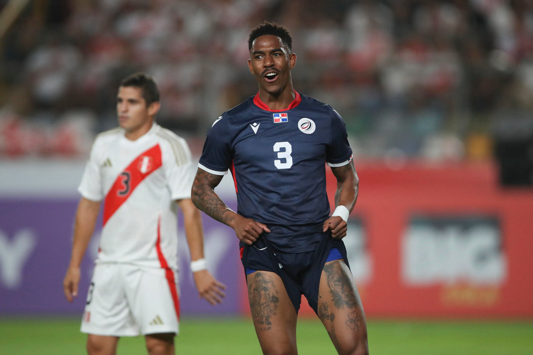 Fotografía de archivo, tomada el pasado 26 de marzo, en la que se registró al defensa dominicano Héctor Junior Firpo (d), al actuar con la selección de fútbol de su país, durante un partido amistoso con Perú, en el estadio Monumental de Lima (Perú). EFE/Paolo Aguilar