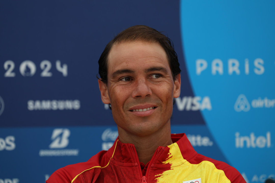 El tenista Rafael Nadal sonríe durante una rueda de prensa convocada por los integrantes del equipo olímpico español de tenis de cara a su participación en los Juegos Olímpicos de París 2024, en la capital francesa. EFE/ Sashenka Gutiérrez