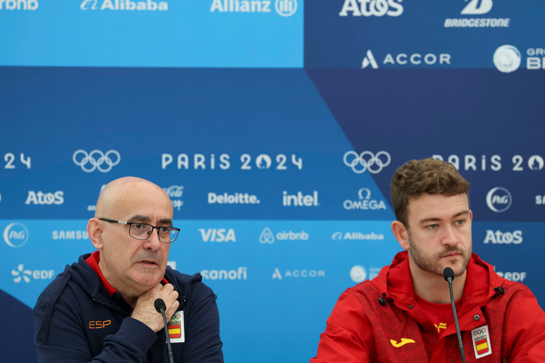 El técnico de la selección masculina,Jordi Ribera (i), junto al portero de la selección olímpica de Balonmano Gonzalo Pérez de Vargas, durante la rueda de prensa que ha ofrecido en la capital francesa de cara a su participación en los Juegos Olímpicos de París 2024. EFE/ Sashenka Gutiérrez