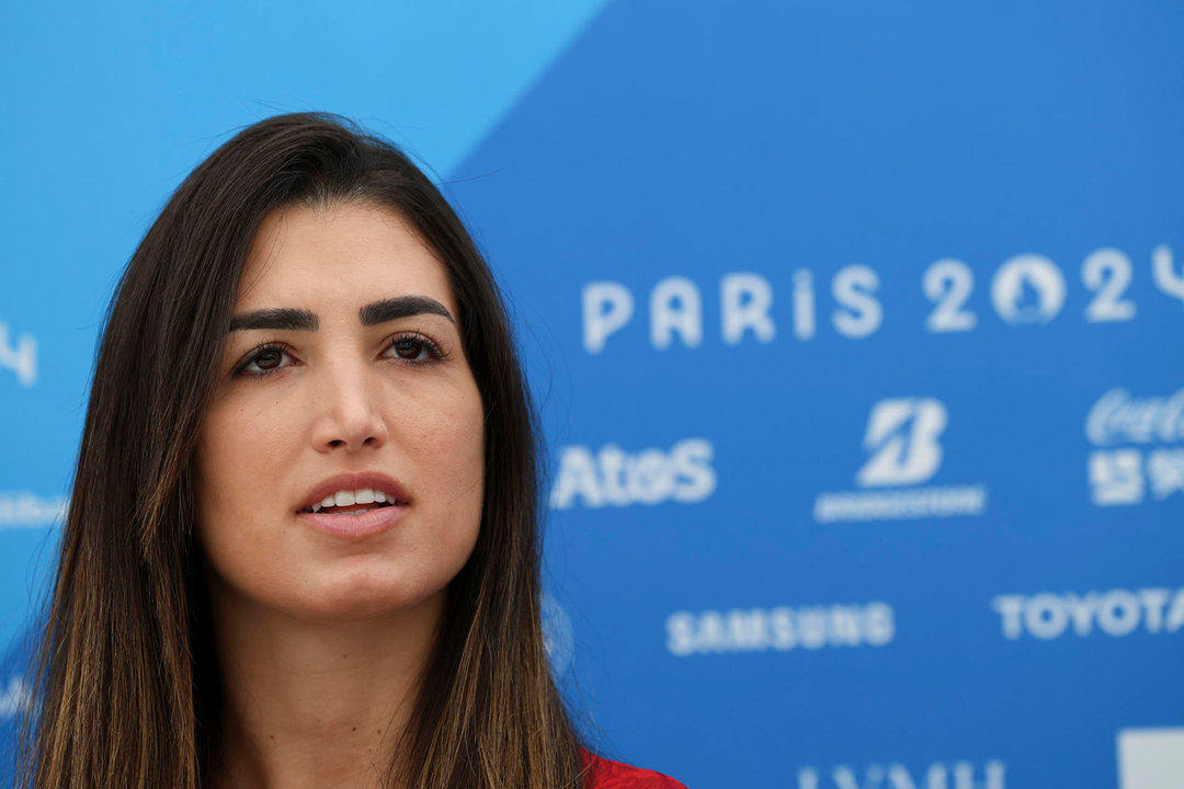 Lara González, capitana del equipo olímpico español femenino de balonmano, durante la rueda de prensa que ha ofrecido en la capital francesa de cara a su participación en los Juegos Olímpicos de París 2024. EFE/ Sashenka Gutiérrez