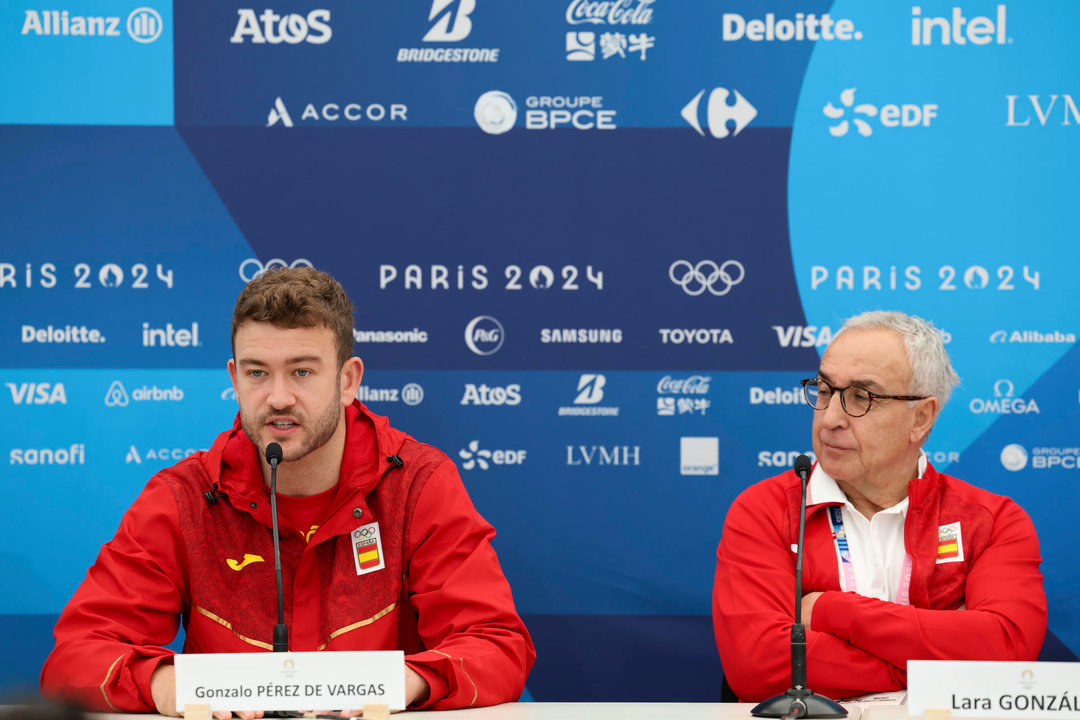 El portero de la selección olímpica de Balonmano Gonzalo Pérez de Vargas (i), durante la rueda de prensa que ha ofrecido en la capital francesa de cara a su participación en los Juegos Olímpicos de París 2024. Junto a él, el presidente del Comité Olímpico Español (COE), Alejandro Blanco.EFE/ Sashenka Gutiérrez