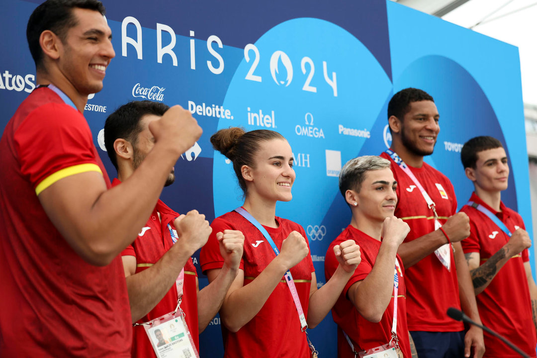 (De izq a der) Los integrantes del equipo olímpico español de boxeo Ayoub Ghadfa, José Quiles, Laura Fuertes, Rafa Lozano Jr., Enmanuel Reyes Pla y Olier Ibarretxe posan durante la rueda de prensa convocada por el equipo de cara a su participación en los Juegos Olímpicos de París 2024, este miércoles, en la capital francesa. EFE/Sashenka Gutiérrez