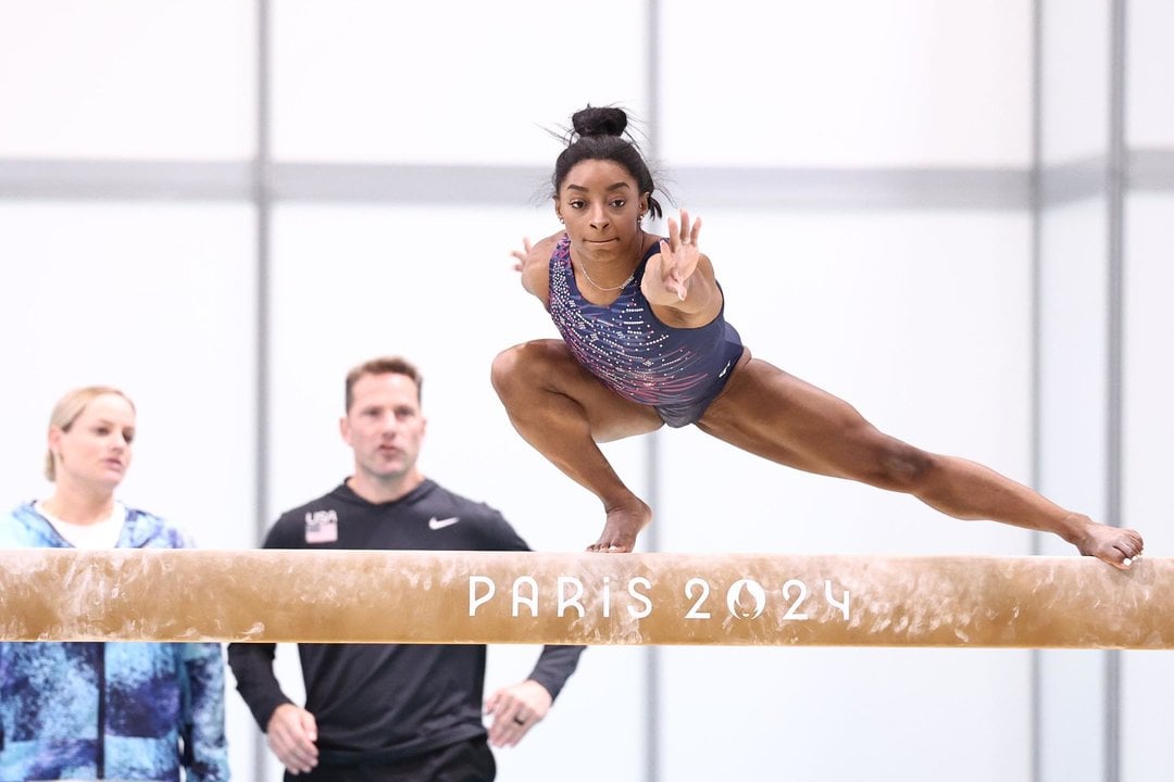 La estadounidense Simone Biles durante un entrenamiento este miércoles en París. EFE/EPA/ANNA SZILAGYI