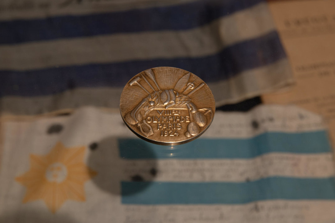 Fotografía que muestra  la medalla de oro obtenida por la selección de fútbol de Uruguay en los Juegos Olímpicos de París 1924. EFE/ Sofia Torres