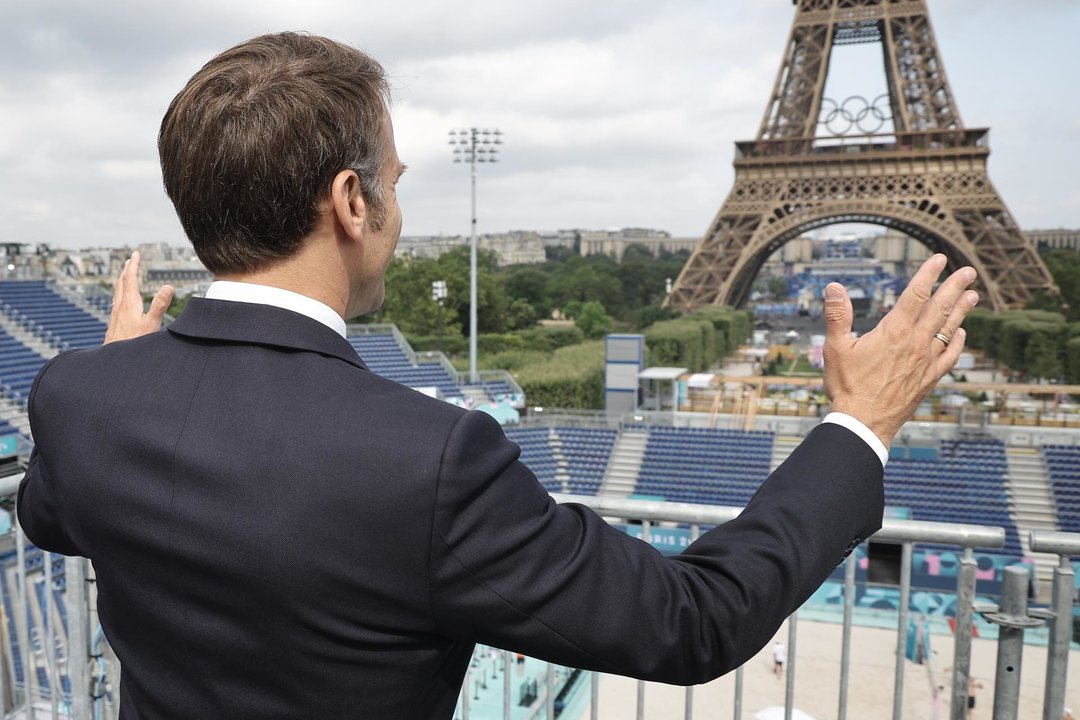 El presidente francés Emmanuel Macron visita las instalaciones donde se disputarán el voley playa. EFE/EPA/CHRISTOPHE PETIT TESSON / POOL