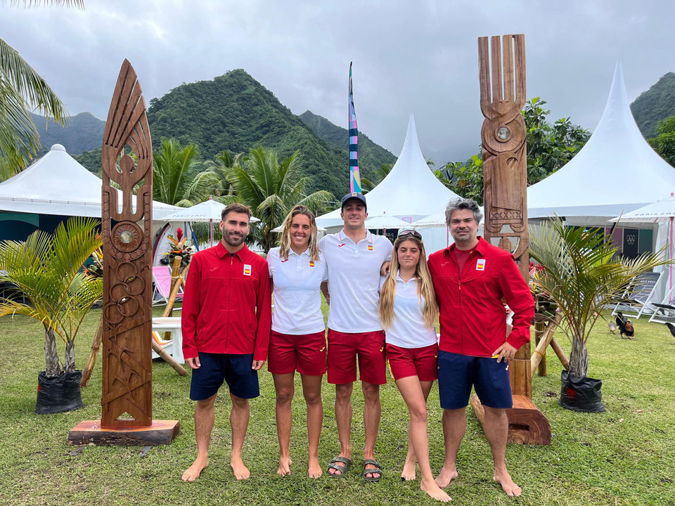 - Andy Criere (c), que junto a Nadia Erostarbe (2i) y Janire González (2d) serán los representantes españoles en la competición de surf de los Juegos de París 2024, posan en la isla de Tahtí, de la Polinesia Francesa, donde Criere afirmó que sabía antes de viajar a Tahití que todos los rivales "son unos tiburones" pero que luego en el agua todos son iguales. EFE/Federación Española de Surf -SOLO USO EDITORIAL/SOLO DISPONIBLE PARA ILUSTRAR LA NOTICIA QUE ACOMPAÑA (CRÉDITO OBLIGATORIO)-