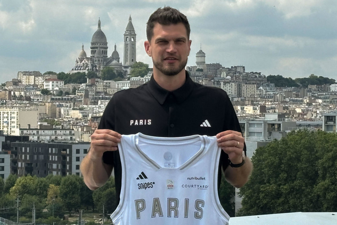 El exjugador de baloncesto brasileño Tiago Splitter durante su presentación como nuevo entrenador del París Basketball, club que debutará el próximo curso en la Euroliga, este miércoles en París, Francia. EFE/Antonio Torres del Cerro