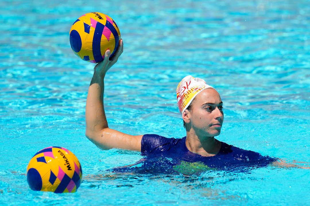 Con las maletas hechas para sus terceros Juegos Olímpicos, la waterpolista Bea Ortiz (fotografiada durante un entrenamiento en el CAR) admite en una entrevista con EFE que el equipo “sueña bien grande” con un oro en París, una buena manera de resarcirse de la final olímpica perdida en los últimos Juegos en Tokio ante Estados Unidos. EFE/Alejandro García