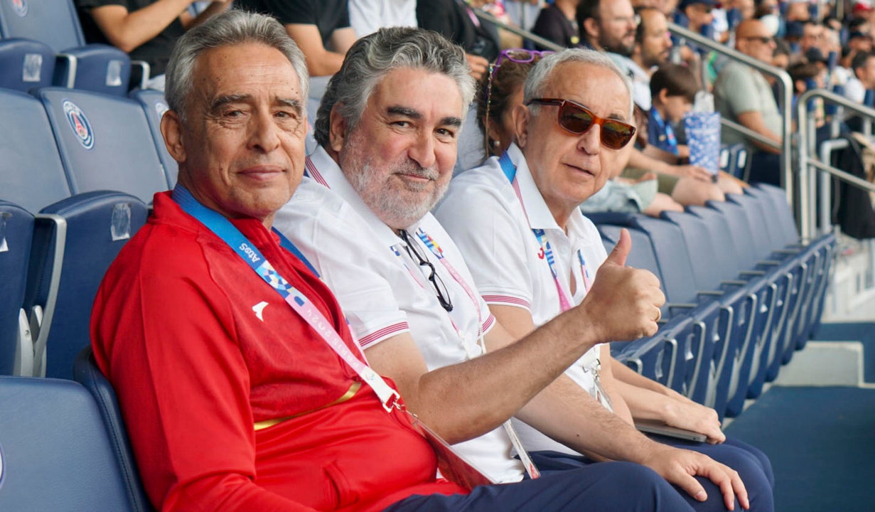 El presidente del Consejo Superior de Deportes (CSD), José Manuel Rodríguez Uribes (c), junto al presidente del Comité Olímpico Español (COE), Alejandro Blanco (d), asisten al partido de la fase de grupos de los Juegos Olímpicos que España y Uzbekistán disputan este miércoles en el Parque de los Príncipes de París.  EFE/ CSD