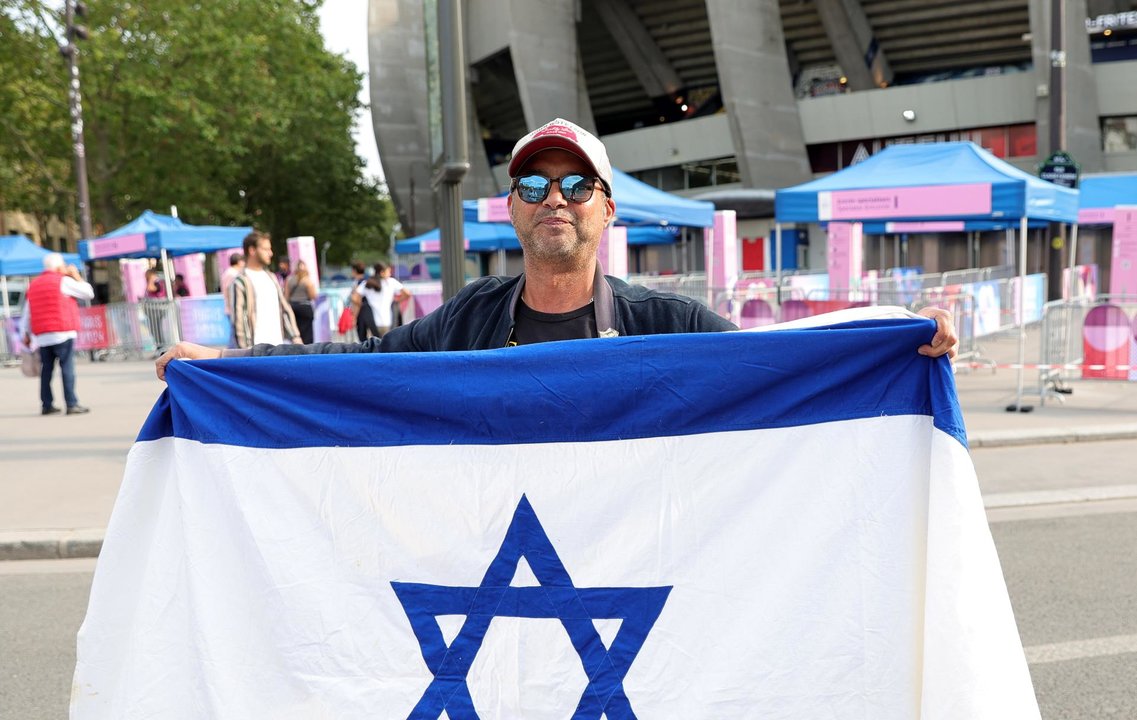 Un aficionado de Israel en el Parque de los Príncipes. EFE/EPA/TERESA SUAREZ