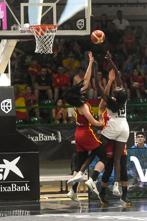 Las jugadoras de las selecciones de España y Canadá pelean un balón este miércoles, durante un partido amistoso entre la Selección Española de Baloncesto Femenino y la de Canadá, en Segovia (Castilla y León). EFE/ Pablo Martín