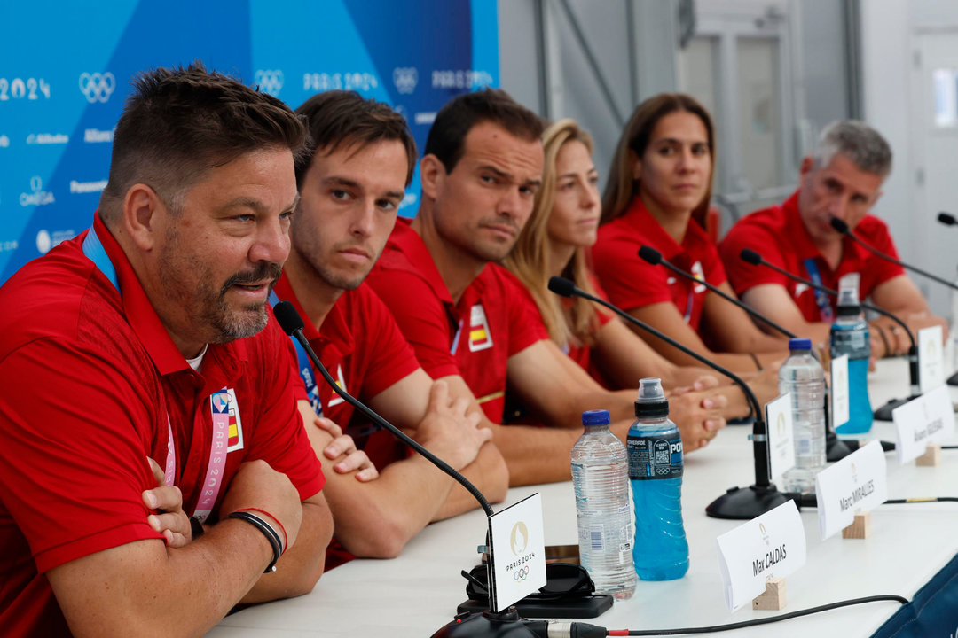 Los integrantes del olímpico español de hockey: los capitanes Marc Miralles (2i) y Álvaro Iglesias (3i); el entrenador Max Caldas (i); las capitanas María López y Xantal Giné (2d) y el entrenador Carlos García Cuenca, posan durante una rueda de prensa convocada por el equipo de cara a su participación en los Juegos Olímpicos de París 2024. EFE/ Chema Moya