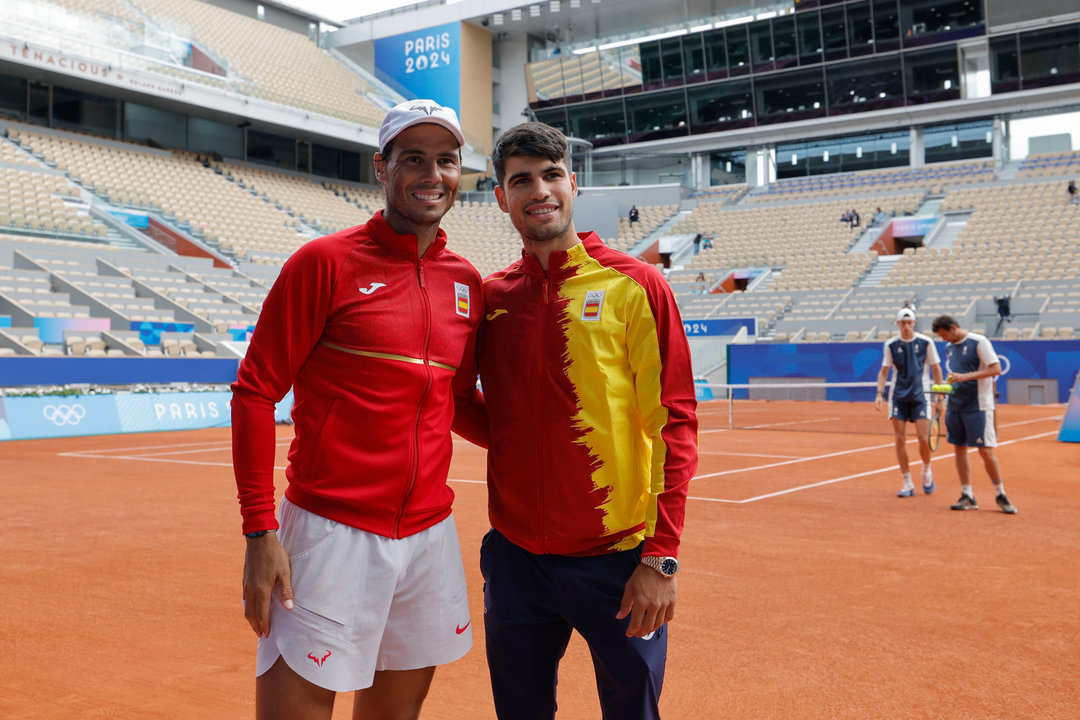 Los tenistas españoles Rafa Nadal y Carlos Alcaraz (d) posan tras un entrenamiento en la Villa Olímpica de París (Francia), para preparar su debut en los Juegos Olímpicos. EFE/ Lavandeira