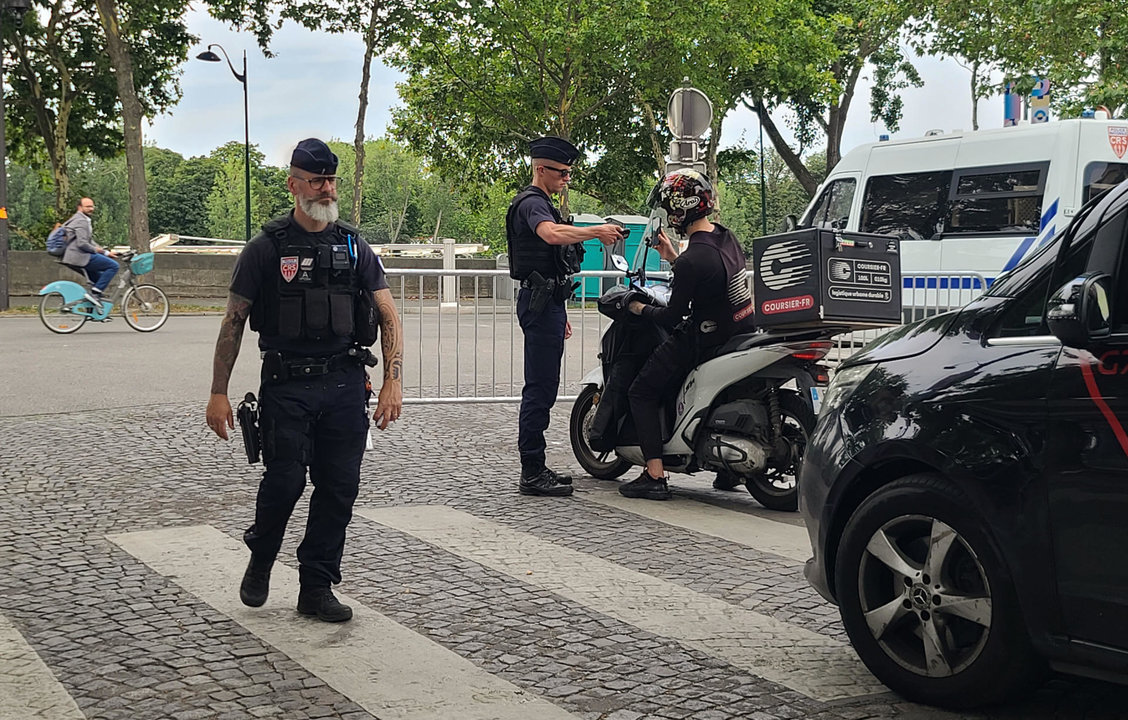 Policías paran el tráfico y a peatones en las inmediaciones del río Sena en París (Francia), .EFE/ Edgar Sapiña Manchado