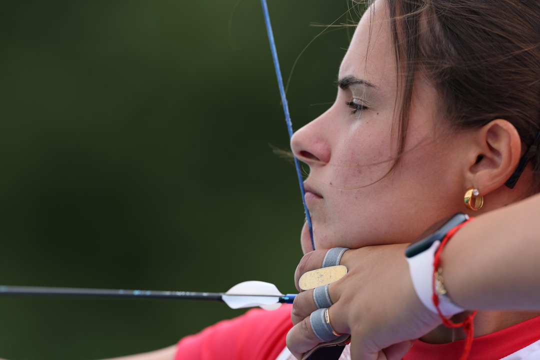 La española Elia Canales participa en fase clasificatoria de tiro con arco durante los Juegos Olímpicos de París 2024, este jueves, en la capital francesa. EFE/ Sashenka Gutiérrez