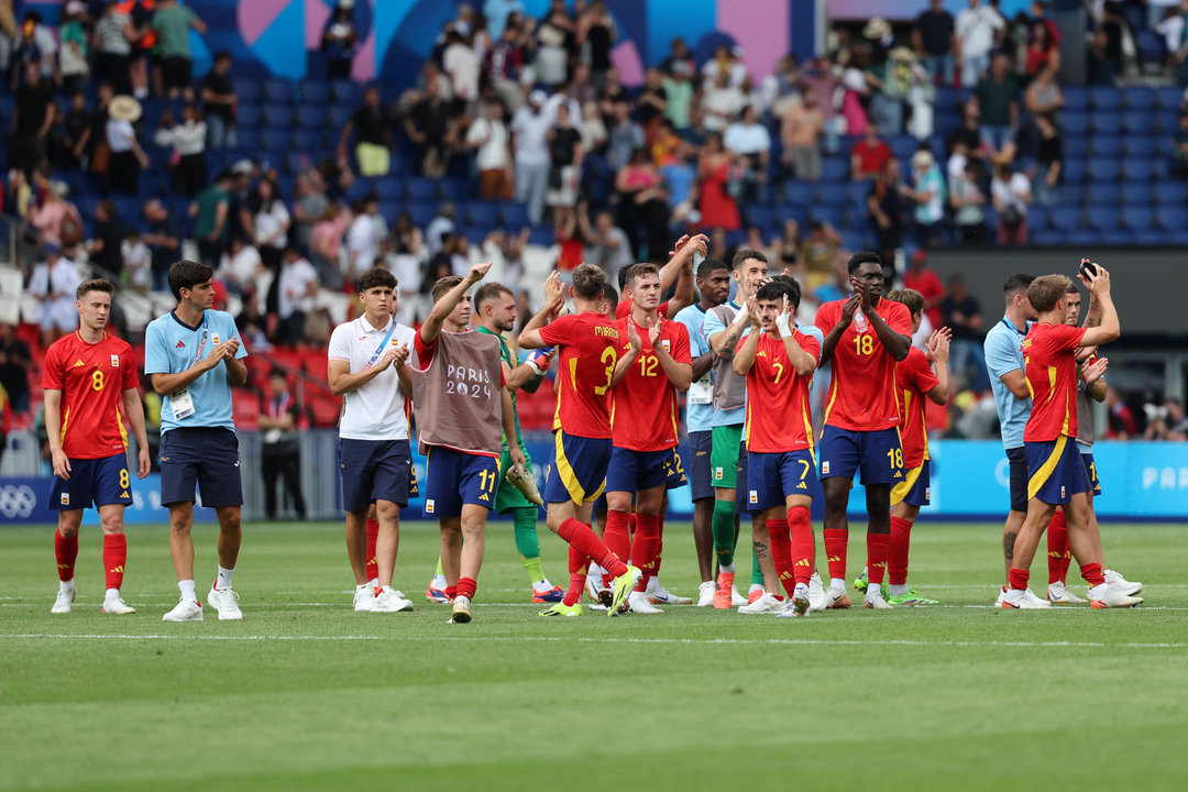 Los jugadores españoles celebran la victoria al término del partido de la fase de grupos de los Juegos Olímpicos que España y Uzbekistán disputan este miércoles en el Parque de los Príncipes de París.  EFE/ Miguel Gutiérrez