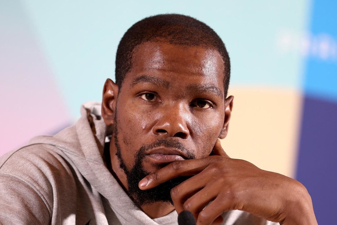 Kevin Durant, una de las grandes estrellas del equipo de Estados Unidos, gran favorito para ganar el oro en baloncesto de los Juegos de París 2024, manifestó, durante una rueda de prensa este jueves en ParísParis (France), EFE/EPA/MAST IRHAM