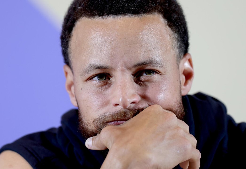 Stephen Curry, una de las grandes estrellas del equipo de Estados Unidos, gran favorito al oro en el torneo de baloncesto de los Juegos de París 2024, durante una rueda de prensa este jueves en París. EFE/EPA/MAST IRHAM