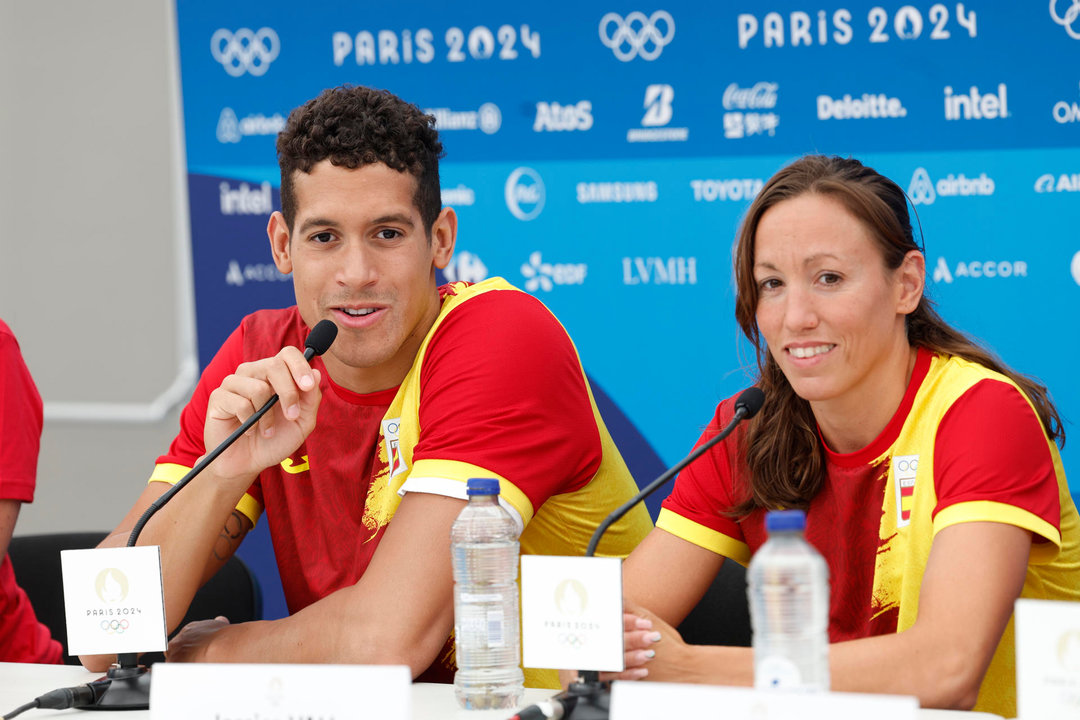 Los integrantes del equipo olímpico español de natación (de i a d) Hugo Gonzalez y Jessica Vall ofrecen una rueda de prensa de cara a su participación en los Juegos Olímpicos de París 2024, este jueves, en la capital francesa. EFE/ Chema Moya