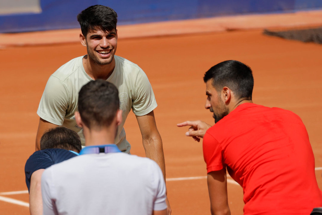 Carlos Alcaraz y Novak Djokovic, este jueves en París. EFE/ Lavandeira Jr