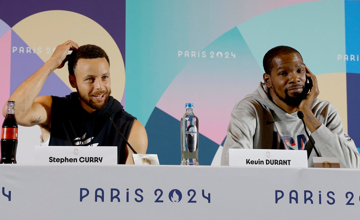 Stephen Curry y Kevin Durant, dos de las estrellas de la selección masculina del baloncesto, durante una rueda de prensa, en los Juegos Olímpicos de París 2024. EFE/EPA/MAST IRHAM