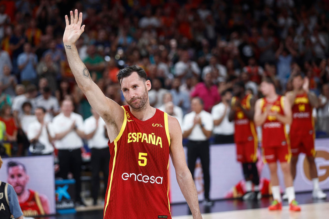 El alero de la selección española Rudy Fernánez durante el homenaje que recibió a la finalización del partido amistoso que disputaron frente a Puerto Rico previo a los Juegos Olímpicos París 2024 en el Wizink Center en Madrid. EFE/Rodrigo Jiménez