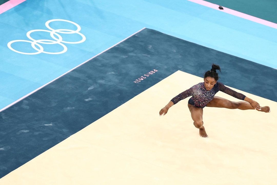 La estadounidense Simone Biles practica su rutina en el ejercicio de suelo antes de los Juegos Olímpicos de París 2024 en el Bercy Arena de París. EFE/EPA/ANNA SZILAGYI