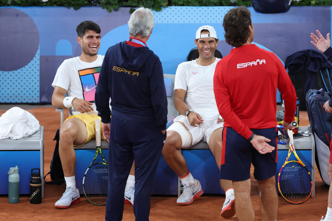 Los tenistas Rafa Nadal, con venda en el muslo derecho, y Carlos Alcaraz (i) durante un entrenamiento este viernes en la pista Phillipe Chatrier de Roland Garros. EFE/ Kiko Huesca