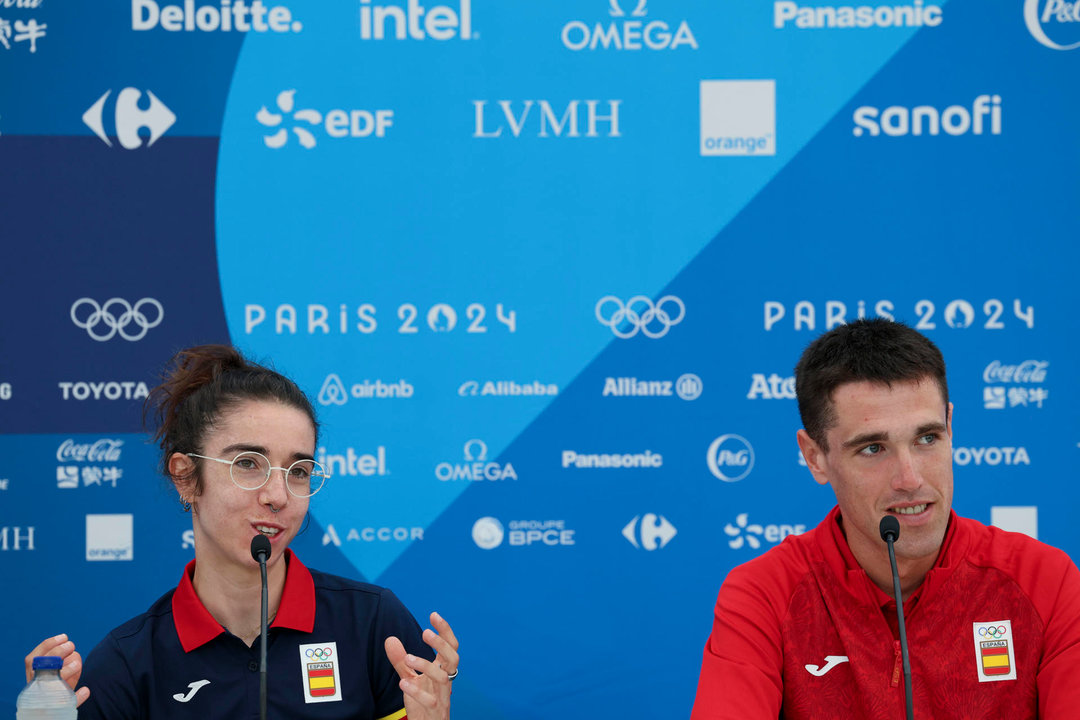 Los ciclistas Oier Lazkano y Mireia Benito durante la rueda de prensa convocada por el equipo olímpico español de ciclismo contrarreloj de cara a su participación en los Juegos Olímpicos de París 2024. EFE/Sashenka Gutiérrez