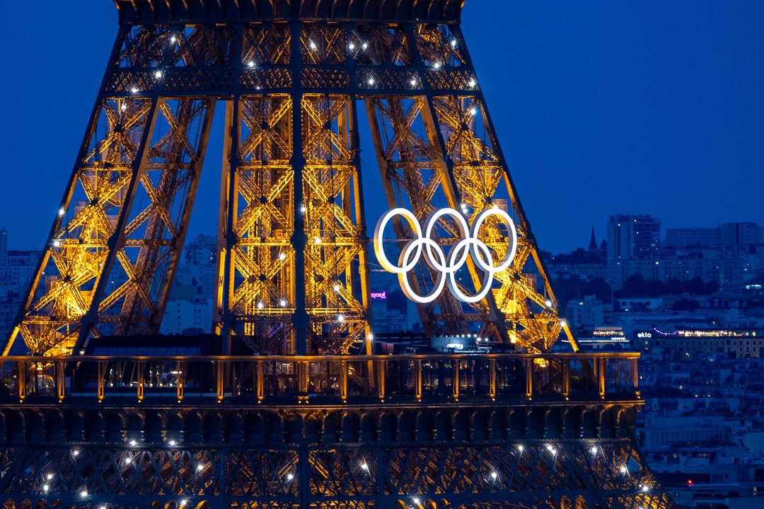 La Torre Eiffel con los aros olímpicos. EFE/EPA/MARTIN DIVISEK