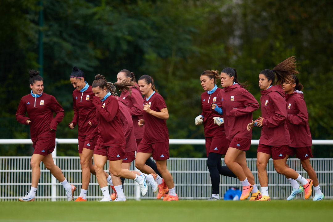 Las jugadoras de la selección nacional de fútbol femenino durante el entrenamiento que el combinado nacional lleva a cabo este viernes en Nantes, en el marco de los Juegos Olímpicos de París 2024. EFE/ RFEF/David Aliaga/SOLO USO EDITORIAL/SOLO DISPONIBLE PARA ILUSTRAR LA NOTICIA QUE ACOMPAÑA (CRÉDITO OBLIGATORIO)