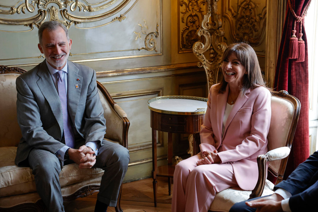 El rey Felipe VI recibe en audiencia a la alcaldesa de París, Anne Hidalgo, en la Residencia de la embajada de España en París. EFE/Lavandeira