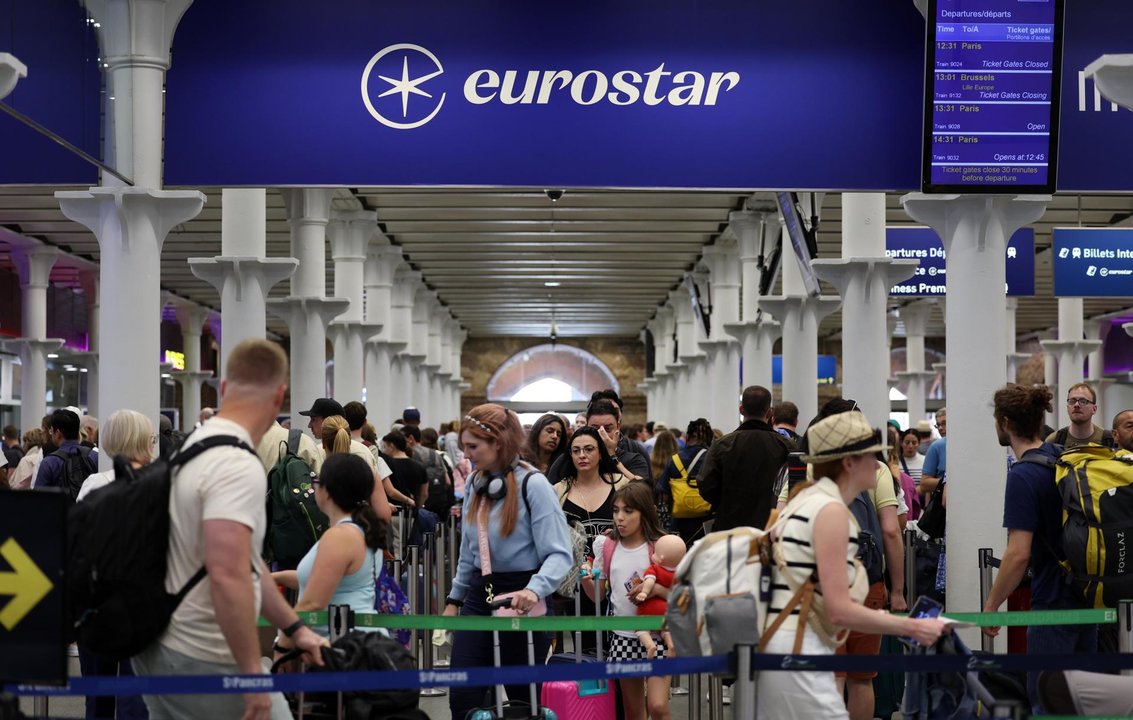 Pasajeros hacen cola en la terminal de tren de Eurstar en la estacion Internacional de Pancras en Londres. EFE/EPA/ANDY RAIN