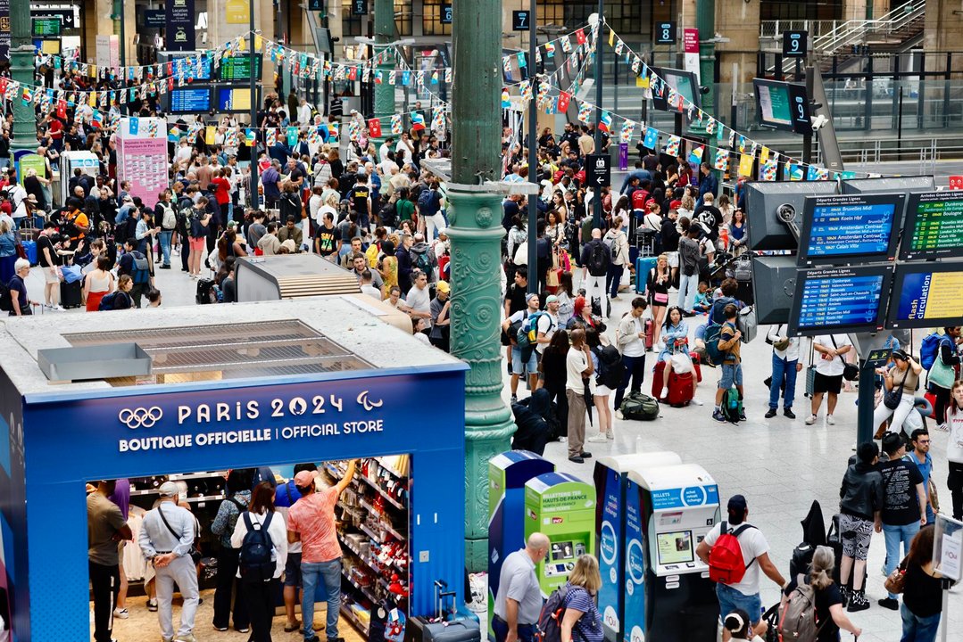 Pasajeros esperan en la estacion de Gare du Nord en París este viernes. EFE/EPA/RITCHIE B. TONGO