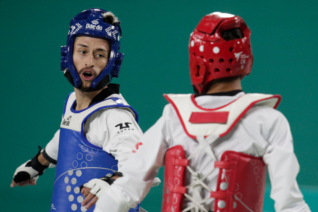 Fotografía de archivo del argentino Lucas Guzmán (con protectores azules), quien se alista para participar en los Juegos Olímpicos de París 2024 con la meta de dar una medalla a su país en taekwondo. EFE/ Javier Martín