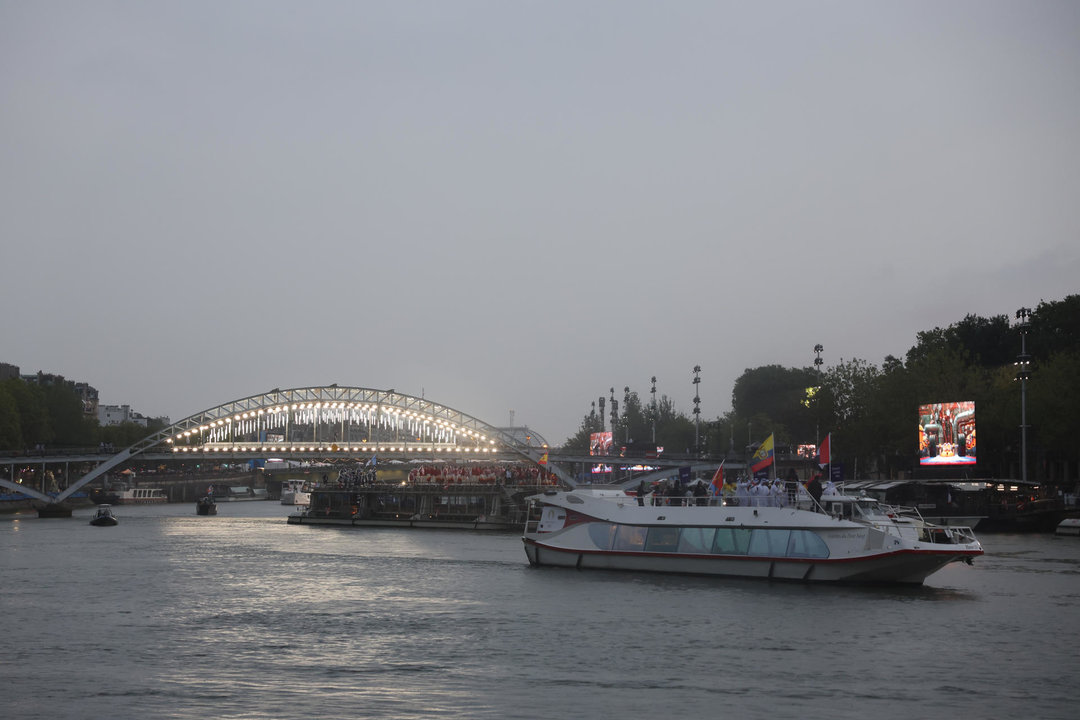 Las delegaciones de Ecuador y Emiratos Árabes Unidos desfilan por el río Sena, durante la ceremonia de inauguración de los Juegos Olímpicos de París 2024, en la capital francesa. EFE/ Sashenka Gutiérrez