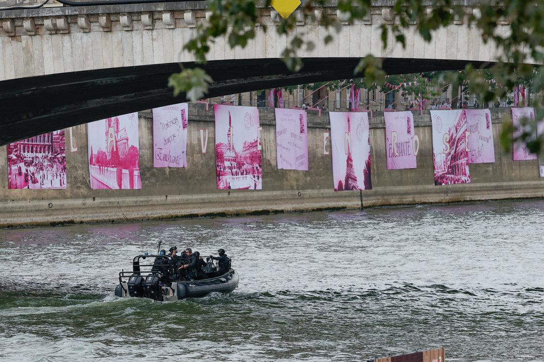 Fuerzas de seguridad patrullan a lo largo del río Sena antes del inicio de la ceremonia de inauguración de los Juegos Olímpicos de París 2024, este viernes en la capital francesa. EFE/Julio Muñoz