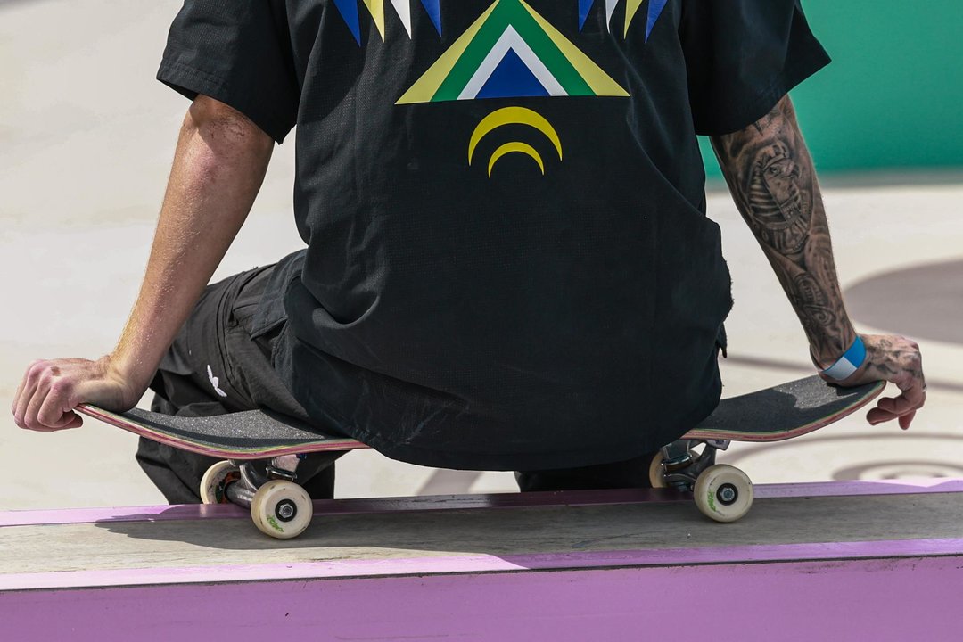 Un atleta brasileño de skate participa en una sesión de entrenamiento en la sede del Concorde en París. EFE/EPA/CHRISTOPHE PETIT TESSON