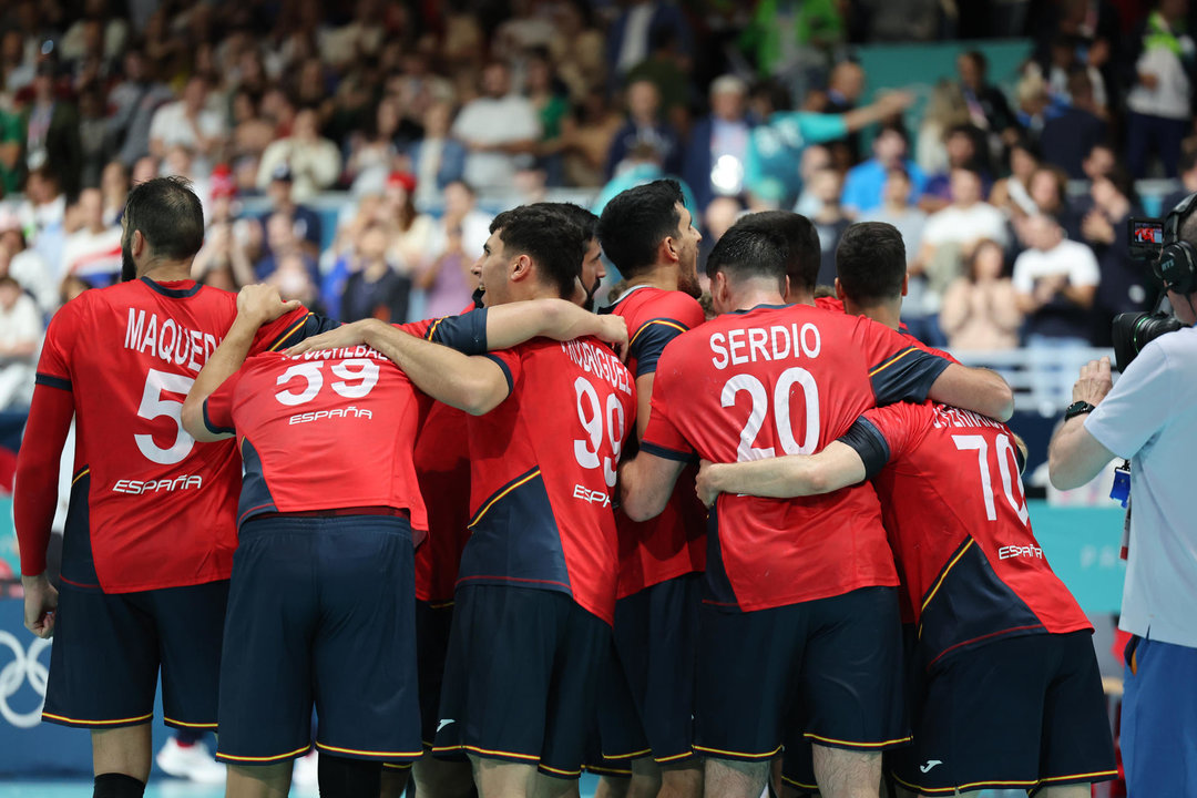 La selección española de balonmano celebra su victoria al finalizar el partido de balonmano entre España y Eslovenia en la fase preliminar de los Juegos Olímpicos París 2024, en París, Francia. EFE/ Miguel Gutiérrez