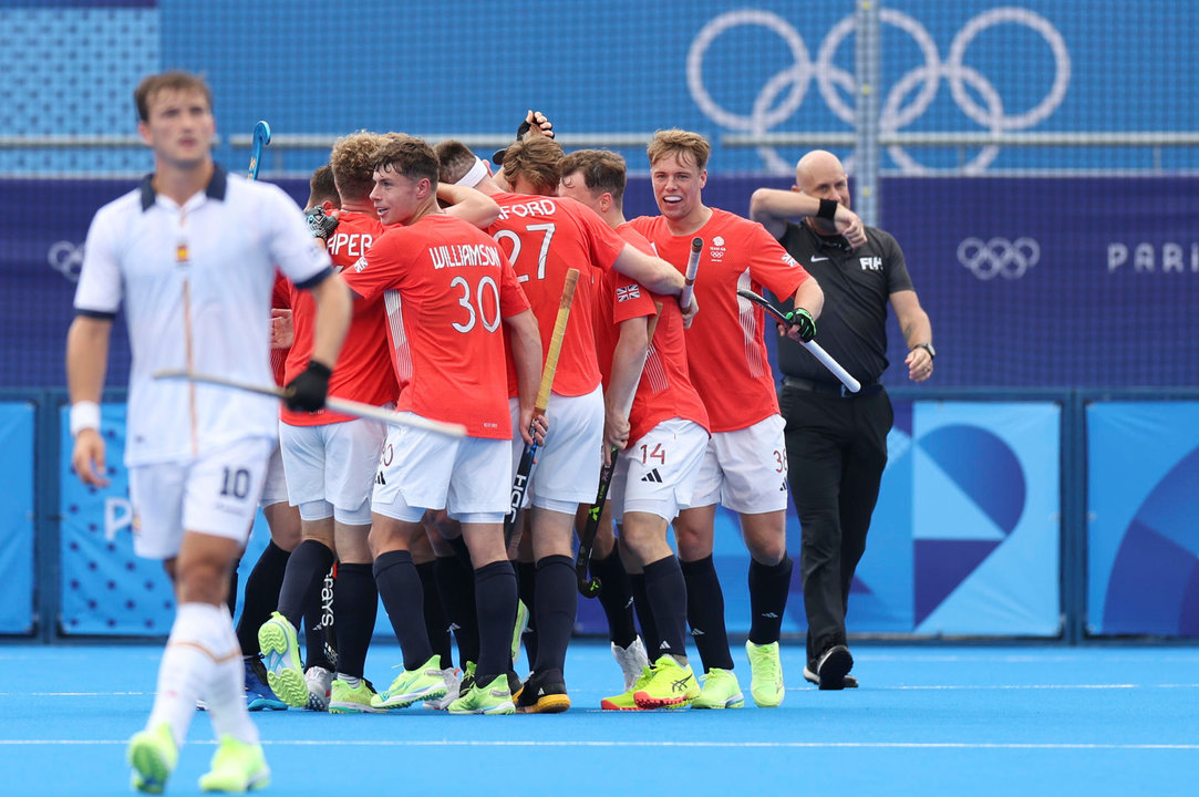 La selección británica celebra un tanto marcado a España durante su partido de hockey de los Juegos Olímpicos de París 2024 disputado este sábado en el estadio Yves-du-Manoir. EFE/ Sashenka Gutiérrez