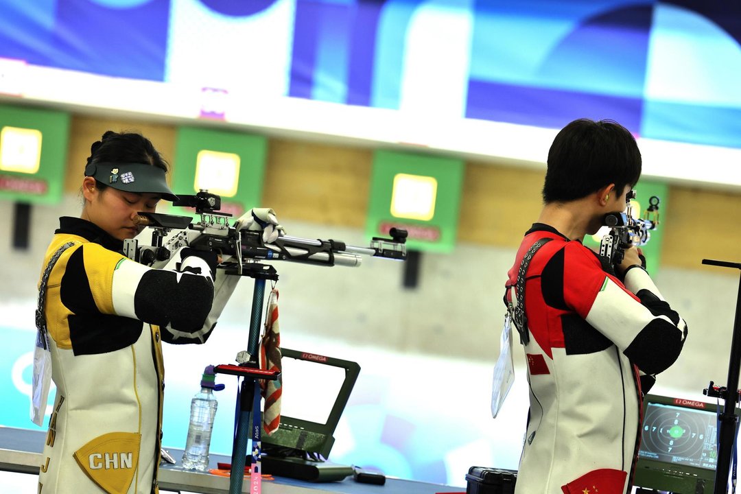 Los chinos Yuting Huang y Lihao Sheng ganaron la primera medalla de oro de los Juegos Olímpicos de París 2024 en la final de la competición de rifle de aire 10 metros por equipos mixtos este sábado. EFE/EPA/VASSIL DONEV