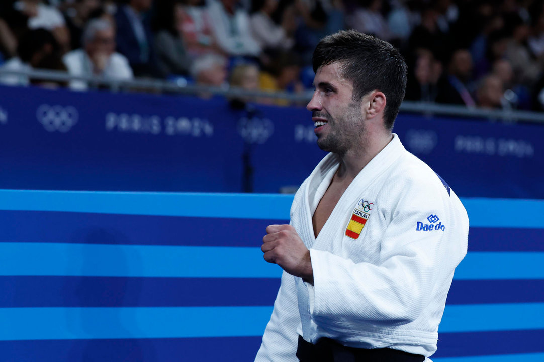 El judoca español Francisco Garrigós celebra tras imponerse al belga Horre Verstraeten en su combate en la categoría masculina -60 kilos de los Juegos Olímpicos de París 2024 disputado este sábado en París. EFE/ Chema Moya