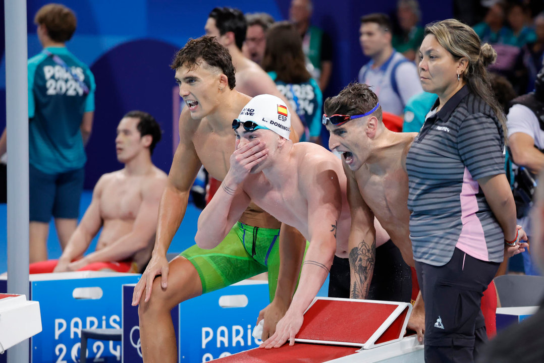 El nadador Luis Domínguez (c), junto a sus compañerosSergi de Celis (i) y César Castro (2d), del equipo de 4x100m relevos estilo libre masculinos, durante su serie de los Juegos Olímpicos París 2024, este sábado, en París, Francia. EFE/Lavandeira Jr.