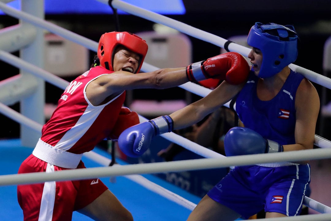 Fotografía de archivo de la boxeadora dominicana María Moronta (i) ante Stephanie Piñeiro de Puerto Rico durante los Juegos Centroamericanos y del Caribe. EFE/Rodrigo Sura