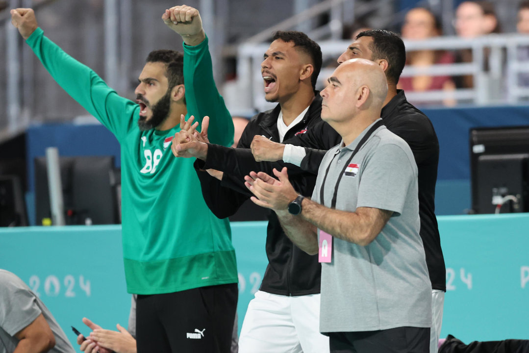 El entrenador español de la selección masculina de balonmano Egipto, Juan Carlos Pastor (d), observa a sus jugadores durante el partido contra Hungría de los Juegos Olímpicos de París 2024 disputado este sábado. EFE/ Miguel Gutiérrez