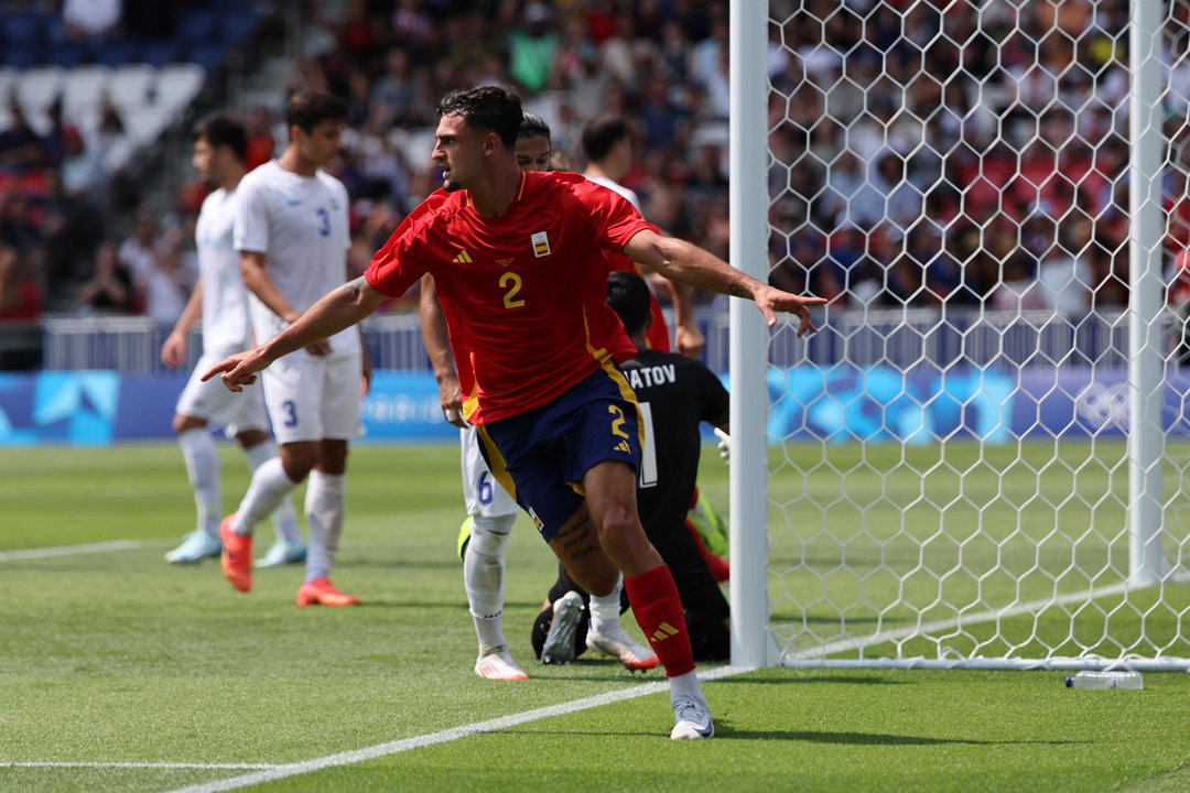 Marc Pubill celebra un gol durante el partido ante Uzbekistán. EFE/Miguel Gutiérrez