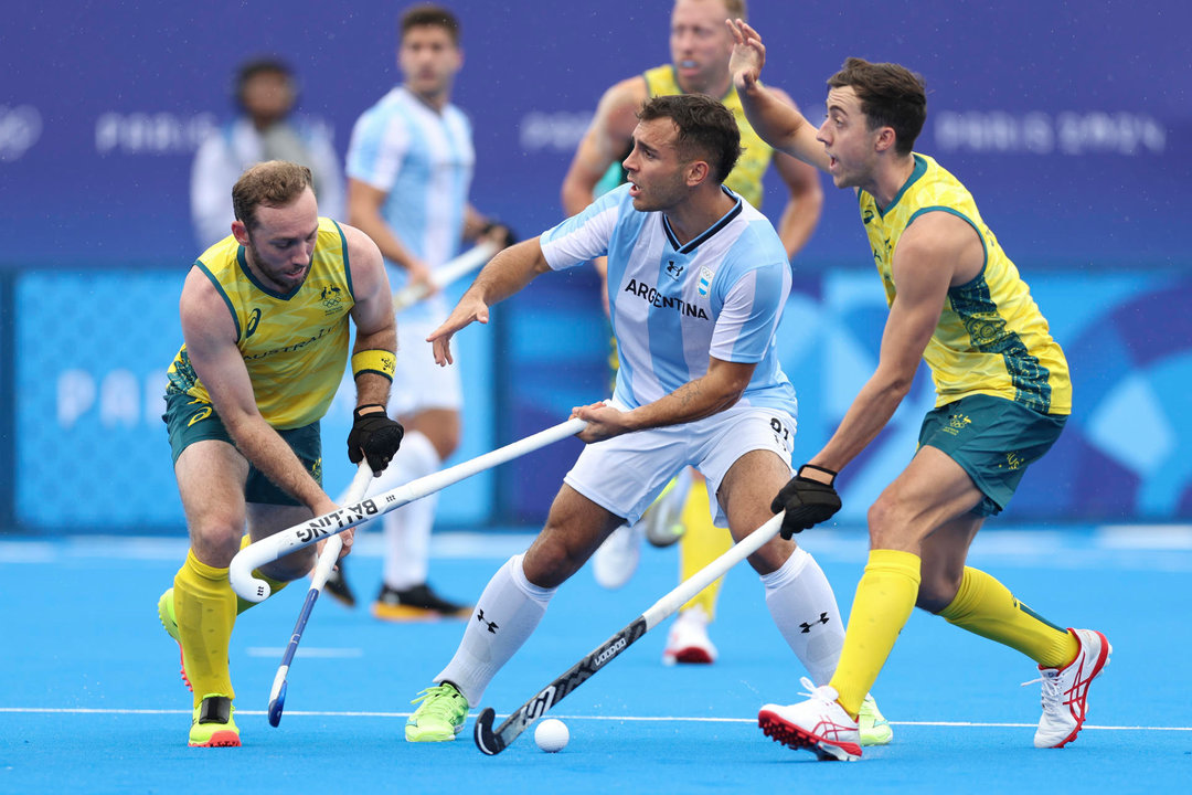 El jugador argentino Tomás Domene (c) entre dos jugadores australianos durante su partido de hockey de los Juegos Olímpicos de París 2024 disputado este sábado. EFE/ Sashenka Gutiérrez