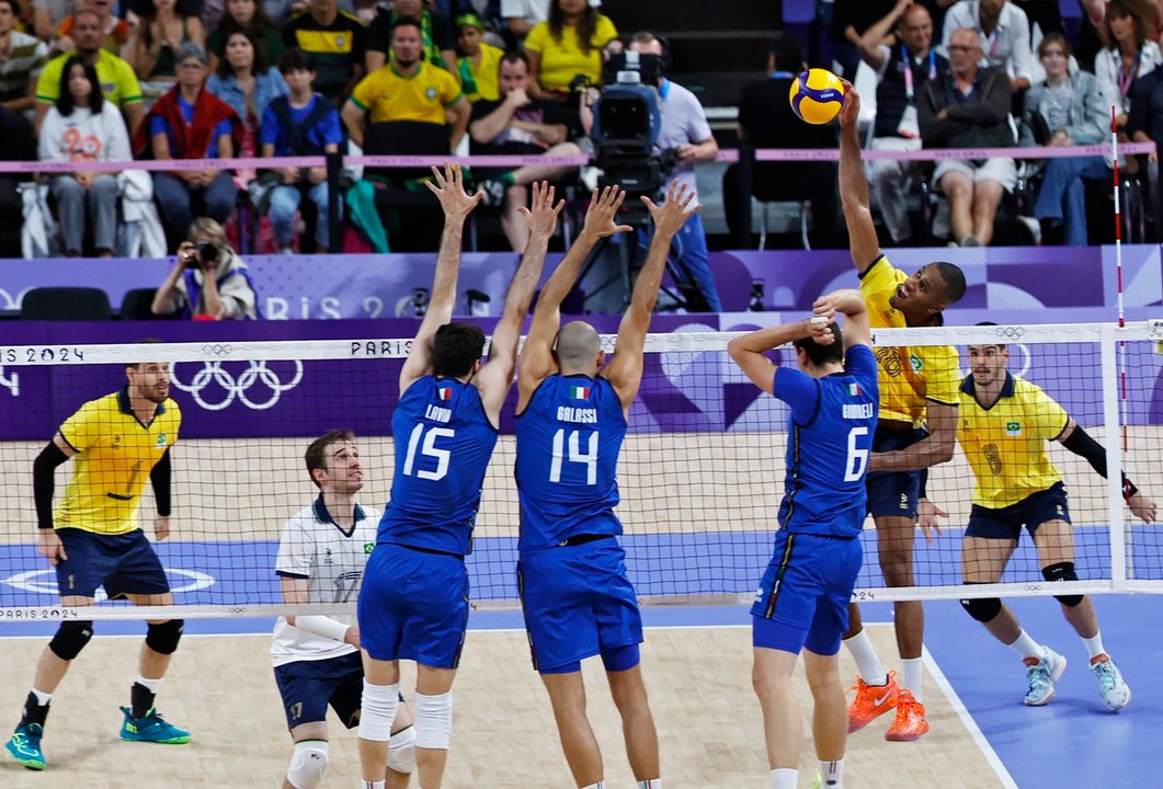 El brasileño Ricardo Lucarelli Souza (d) en acción duante el partido del grupo B que han jugado Brasil e Italia en el South Paris Arena en París, Francia. EFE/EPA/MOHAMMED BADRA